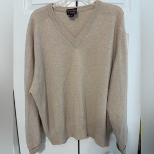 Men’s tan cashmere v-neck sweater XL Roundtree & Yorke “small stain” Super Soft!